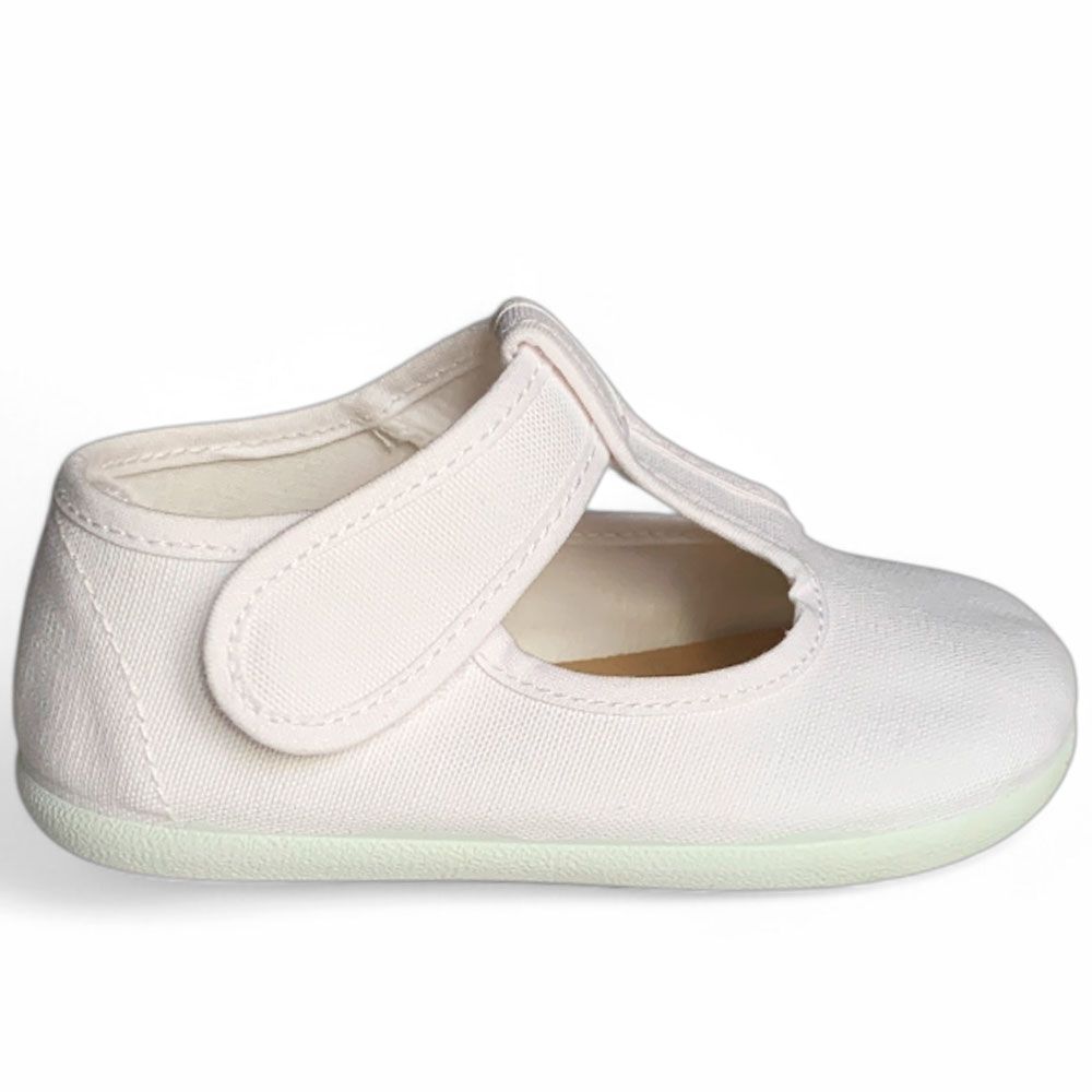 Es un tipo de zapatatilla muy versátil, que se puede usar en momentos más formales o en el día a día.